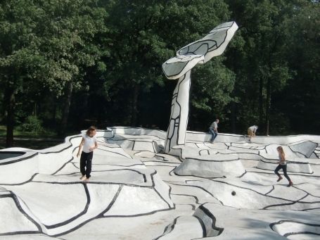 De Hoge Veluwe : Skulpturenpark, begehbare Betonskulptur "Jardin d'émail" von Jean Dubuffet